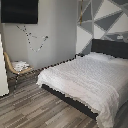 Garsoniera Sic Zona Terapia Zona Linistita La Casa Cu Parcare Lägenhet