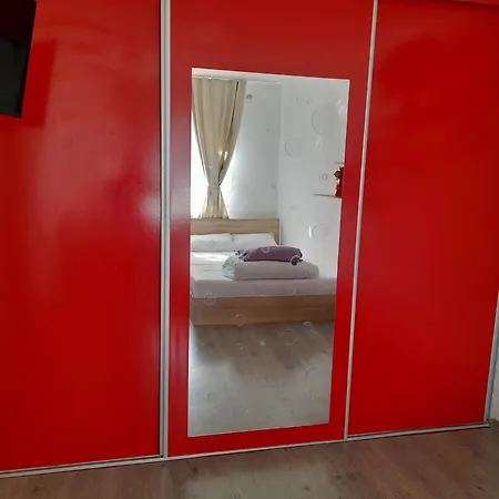 Garsoniera Sic Zona Terapia Zona Linistita La Casa Cu Parcare Lägenhet *