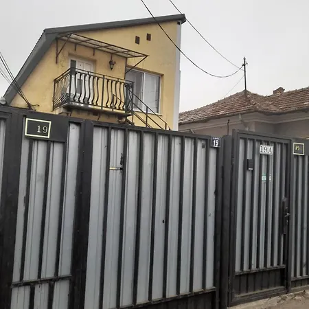 Lägenhet Garsoniera Sic Zona Terapia Zona Linistita La Casa Cu Parcare