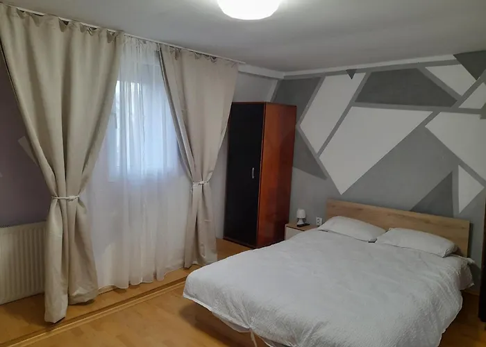 Garsoniera Sic Zona Terapia Zona Linistita La Casa Cu Parcare *